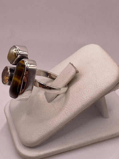 Anillo de Plata Ley 925 con Ojo de Tigre, Nácar y Zirconia, vista de detalle