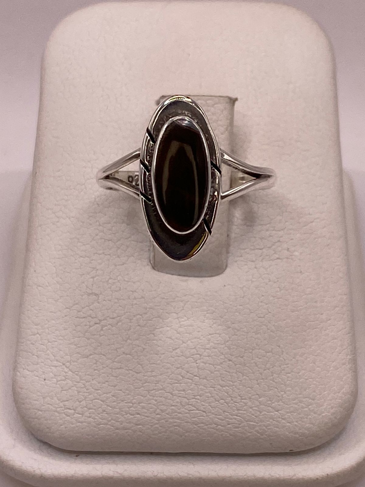 Anillo de Plata Ley 925 con Ojo de Tigre Natural — ángulo diagonal