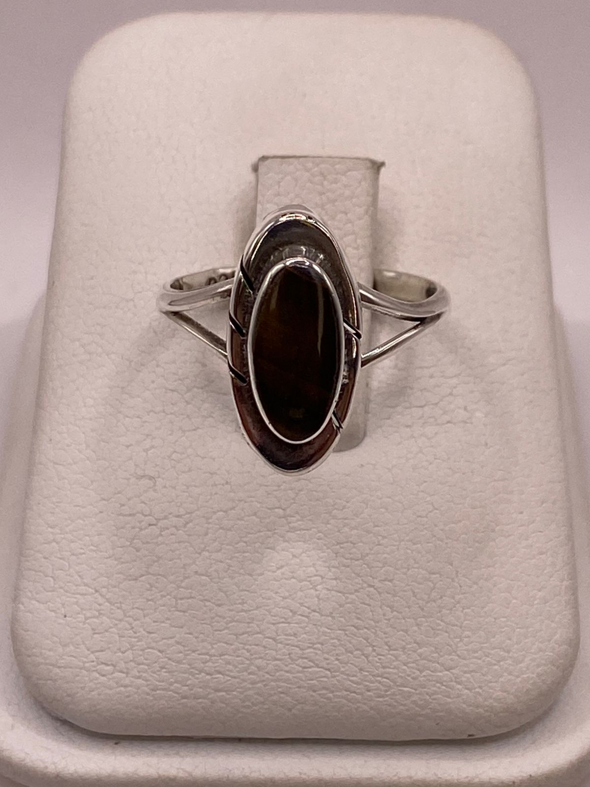 Anillo de Plata Ley 925 con Ojo de Tigre Natural, vista de detalle