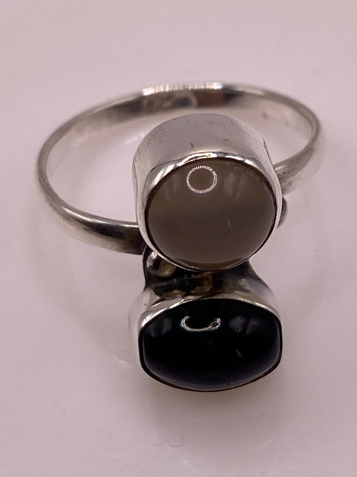 Anillo de Plata Ley 925 con Ónix Negro y Ágata Gris, sello de autenticidad Plata Ley .925