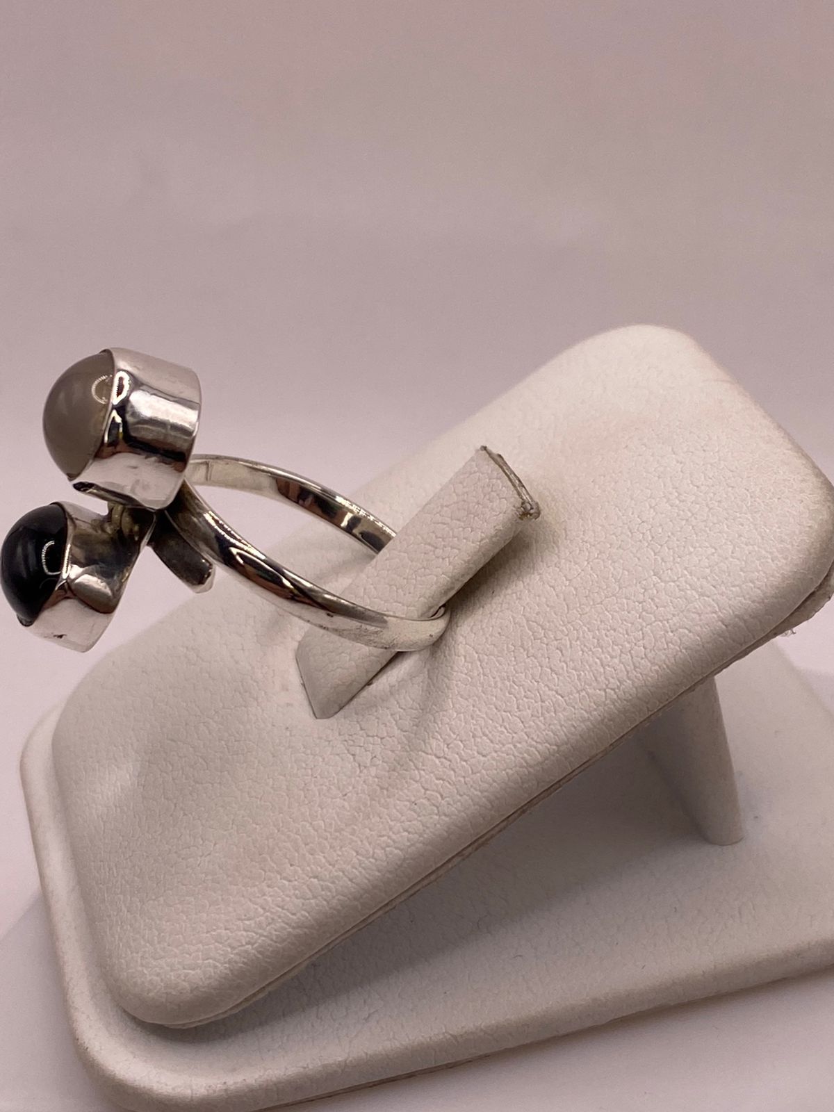 Anillo de Plata Ley 925 con Ónix Negro y Ágata Gris, vista lateral