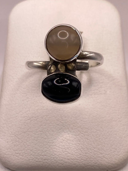 Anillo de Plata Ley 925 con Ónix Negro y Ágata Gris — ángulo diagonal