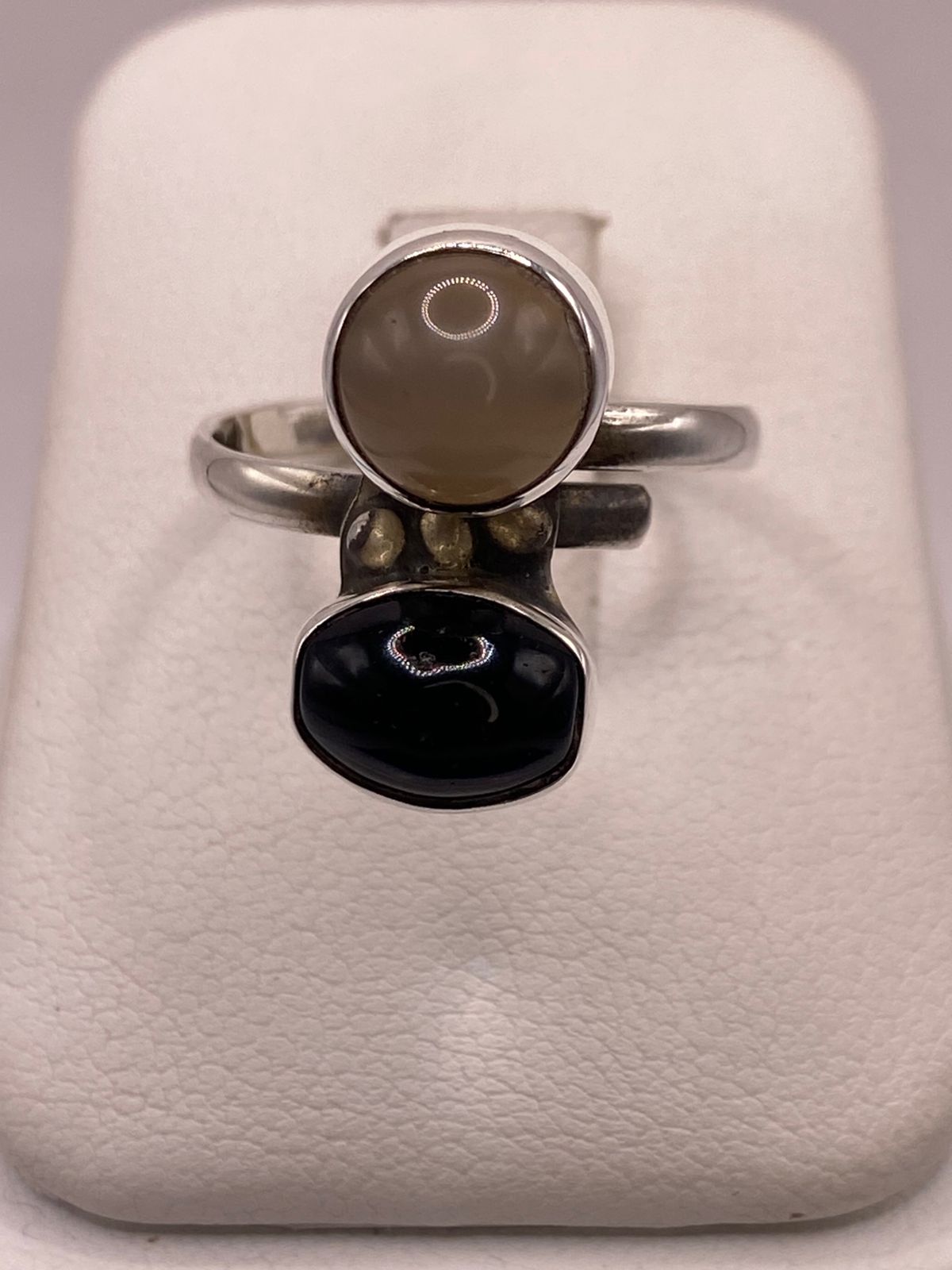 Anillo de Plata Ley 925 con Ónix Negro y Ágata Gris, vista de detalle