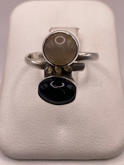 Anillo de Plata Ley 925 con Ónix Negro y Ágata Gris, vista de detalle