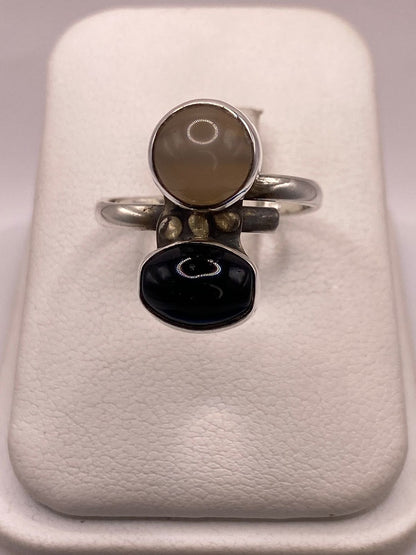 Anillo de Plata Ley 925 con Ónix Negro y Ágata Gris, vista frontal