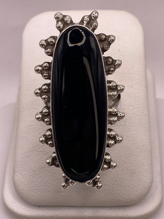 Anillo de Plata Ley 925 con Ónix Negro — ángulo diagonal