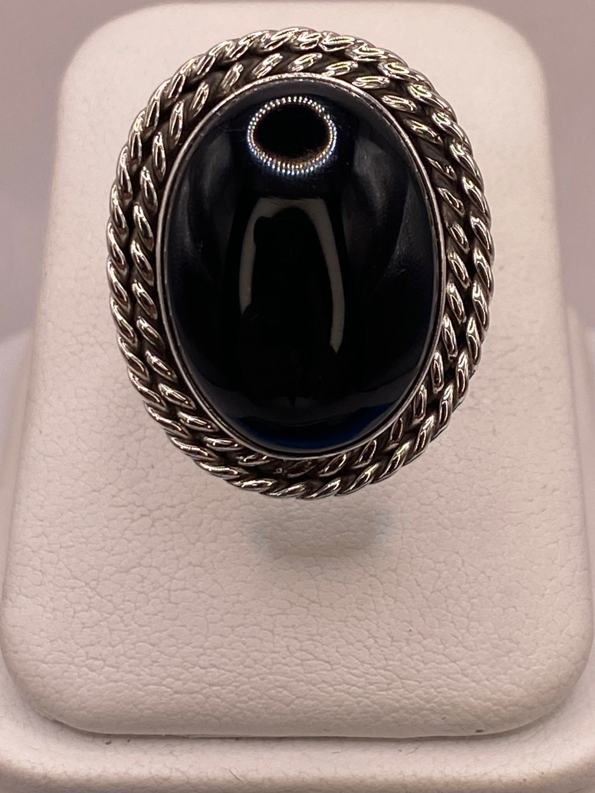 Anillo de Plata Ley 925 con Ónix Negro, vista de detalle
