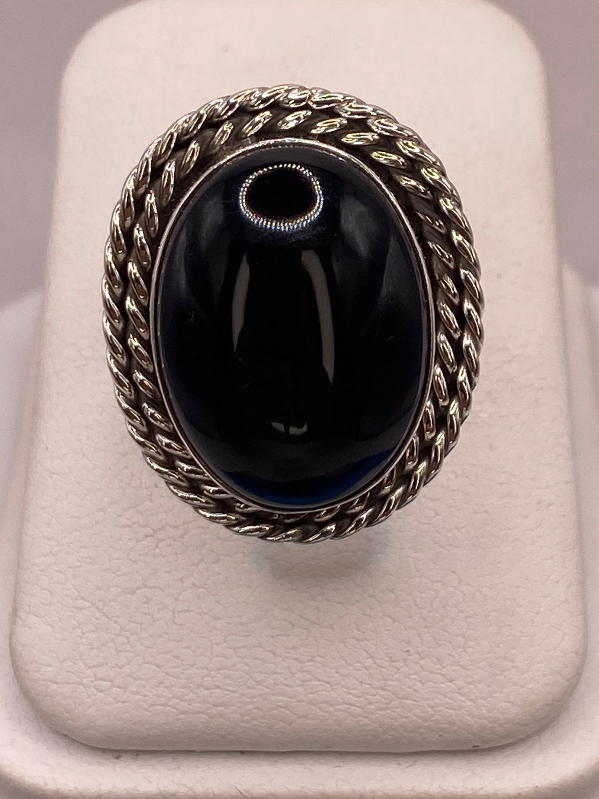 Anillo de Plata Ley 925 con Ónix Negro — ángulo diagonal