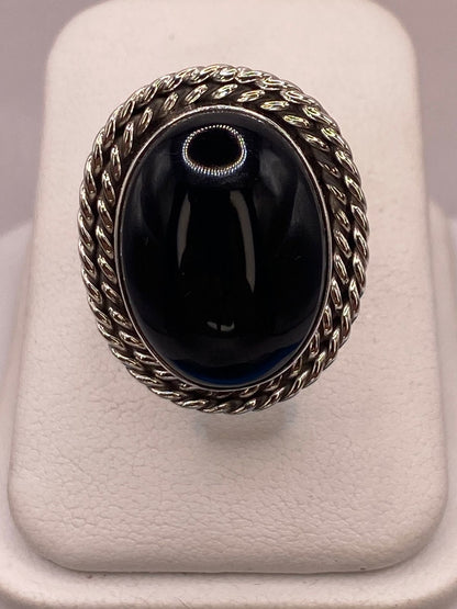 Anillo de Plata Ley 925 con Ónix Negro — ángulo diagonal