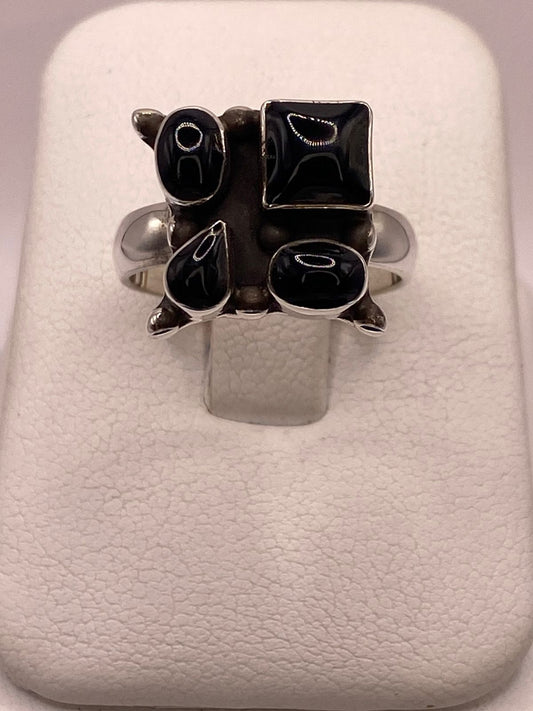 Anillo de Plata Ley 925 con Ónix Negro — vista lateral