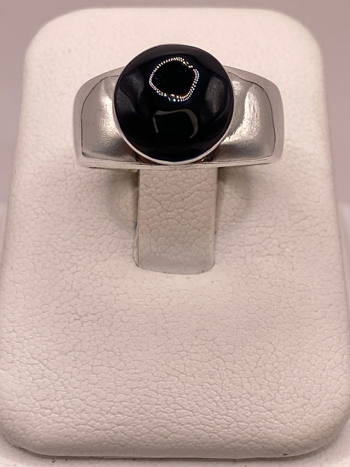 Anillo de Plata Ley 925 con Ónix Negro — ángulo diagonal