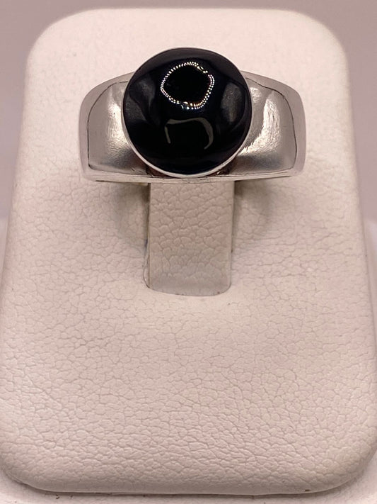 Anillo de Plata Ley 925 con Ónix Negro — ángulo diagonal