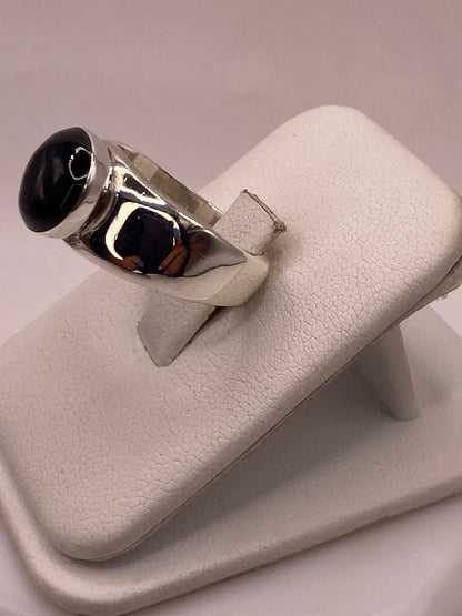 Anillo de Plata Ley 925 con Ónix Negro, vista lateral
