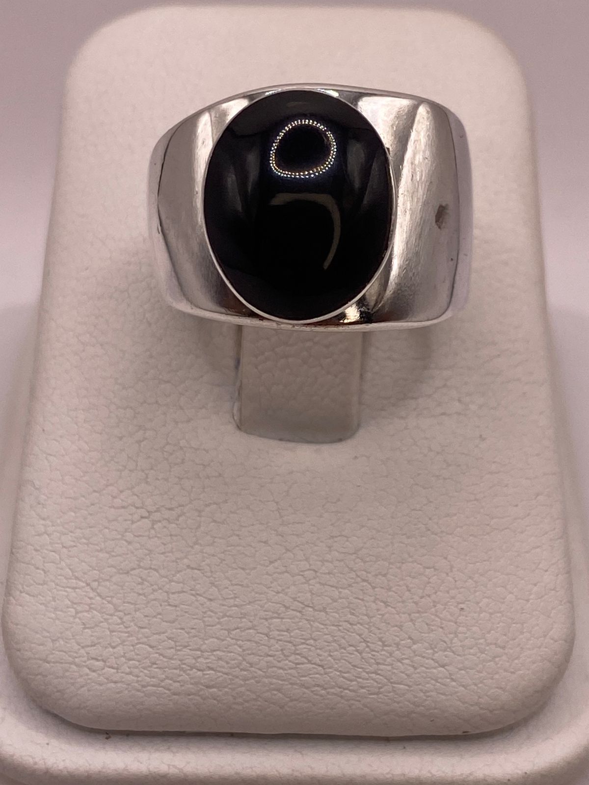 Anillo de Plata Ley 925 con Ónix Negro — ángulo diagonal