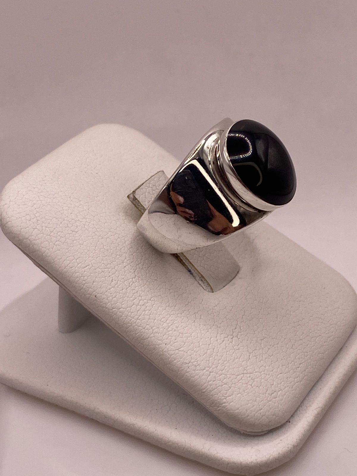 Anillo de Plata Ley 925 con Ónix Negro, vista lateral