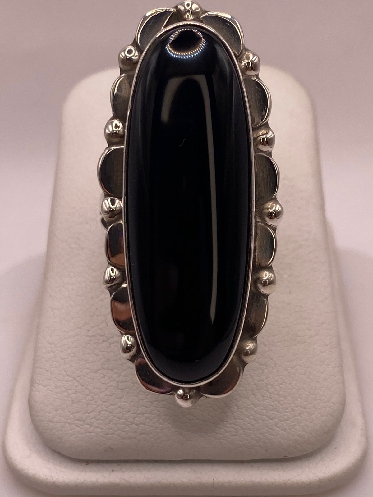 Anillo de Plata Ley 925 con Ónix Negro, vista lateral