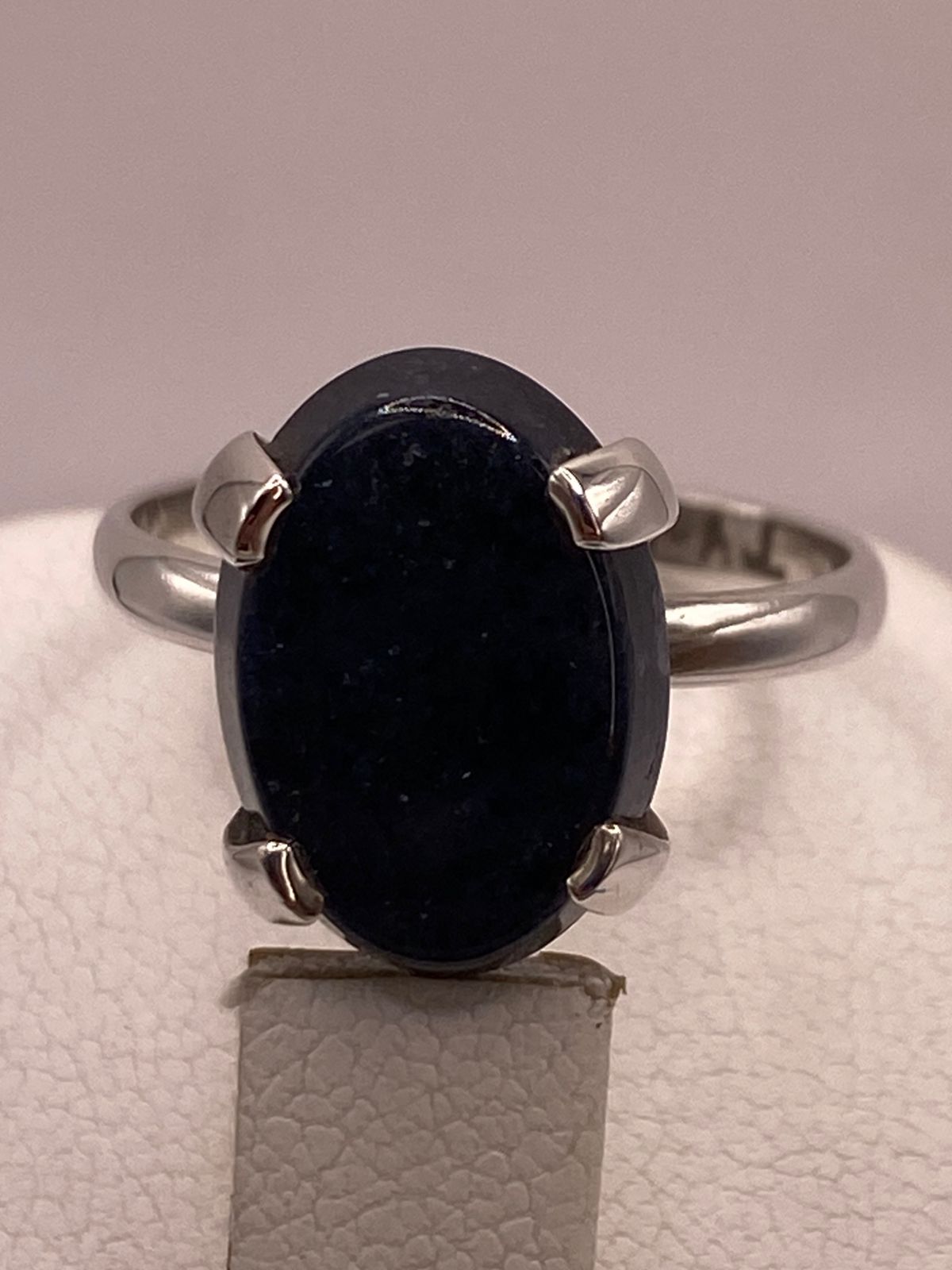 Anillo de Plata Ley 925 con Ónix Negro Natural, vista de detalle