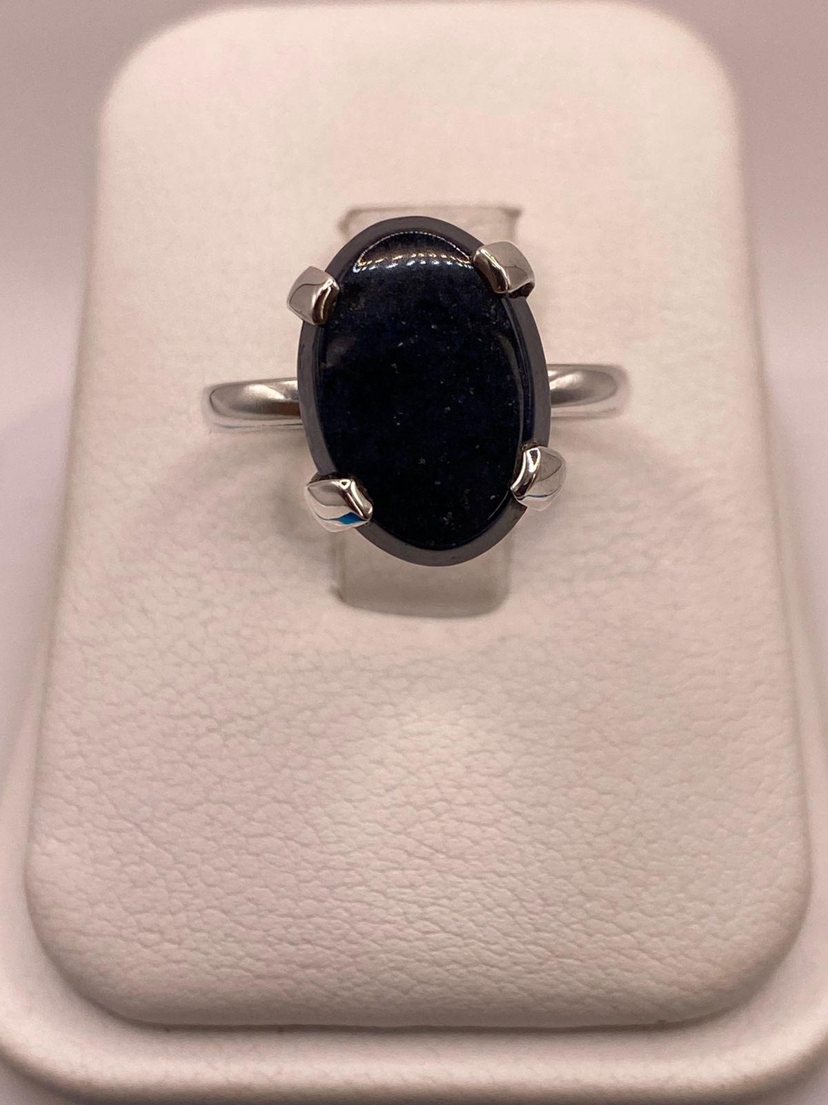 Anillo de Plata Ley 925 con Ónix Negro Natural — ángulo diagonal