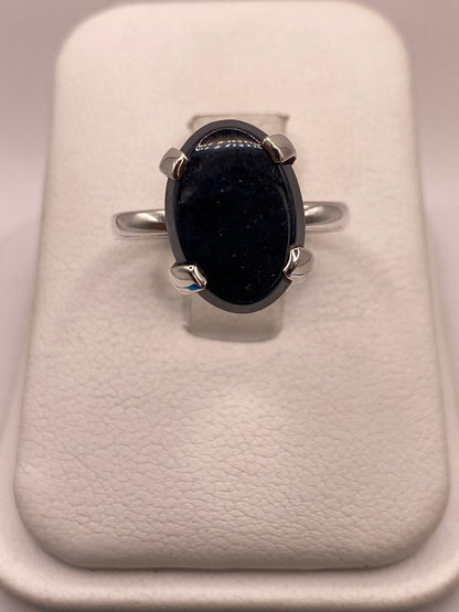 Anillo de Plata Ley 925 con Ónix Negro Natural — ángulo diagonal