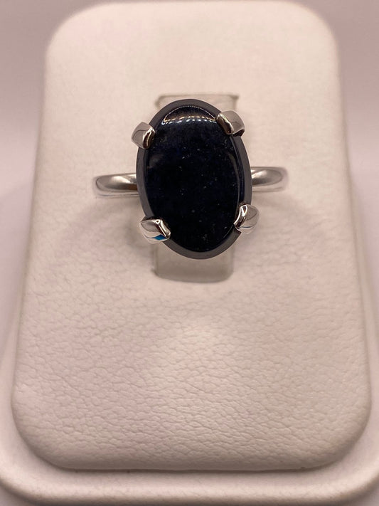Anillo de Plata Ley 925 con Ónix Negro Natural — ángulo diagonal
