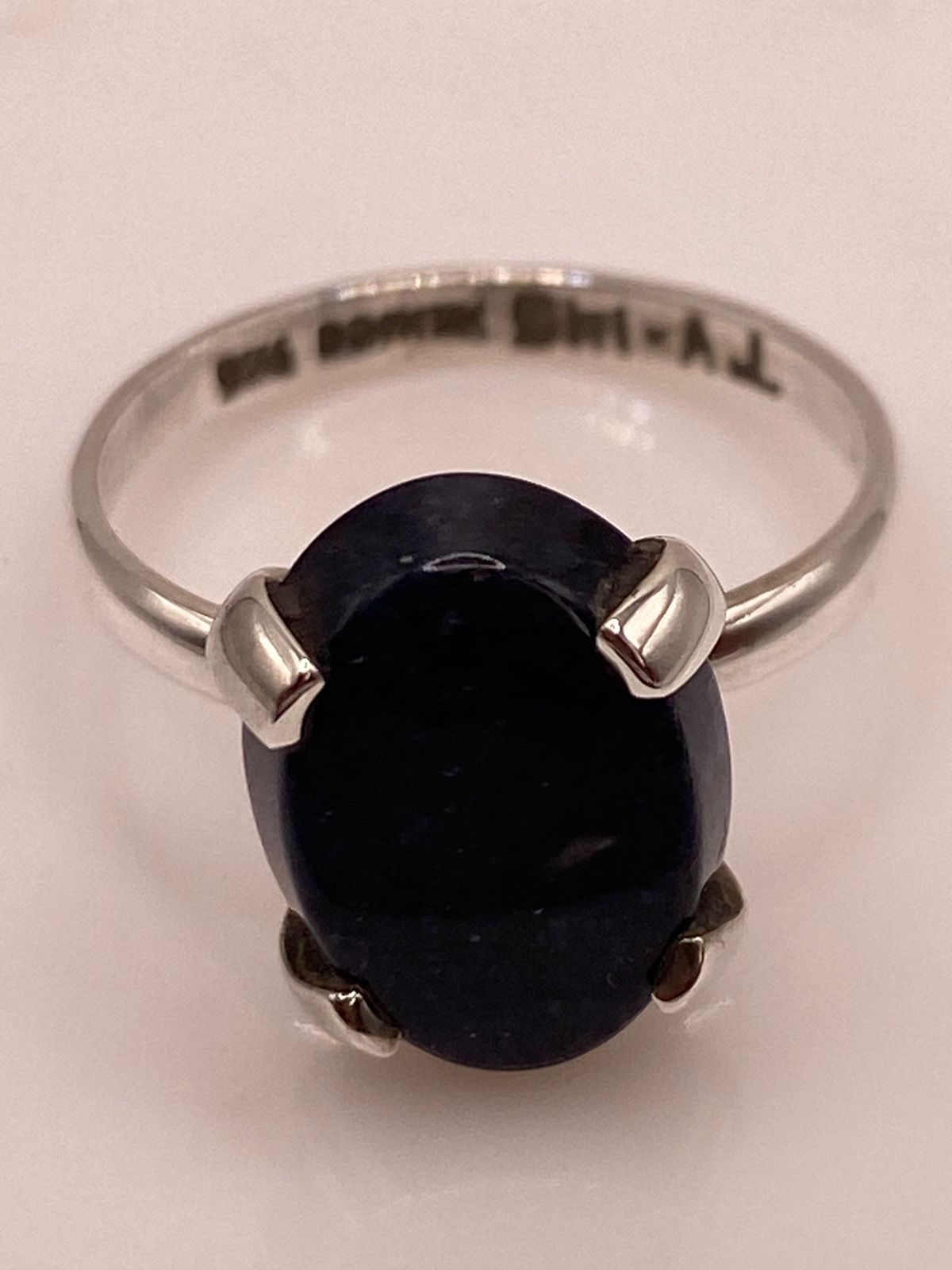 Anillo de Plata Ley 925 con Ónix Negro Natural, sello de autenticidad Plata Ley .925