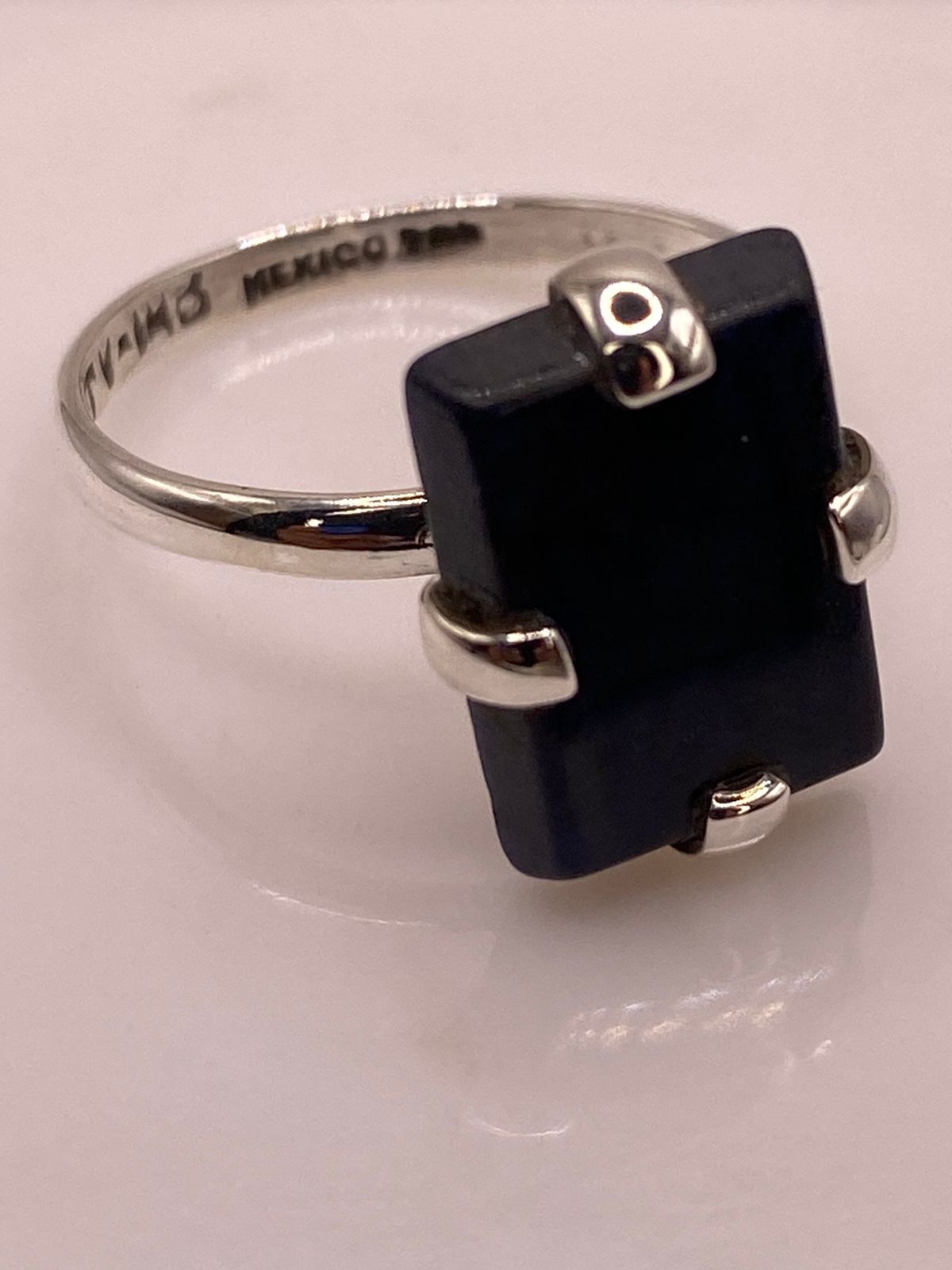 Anillo de Plata Ley 925 con Ónix Negro Natural, sello de autenticidad Plata Ley .925