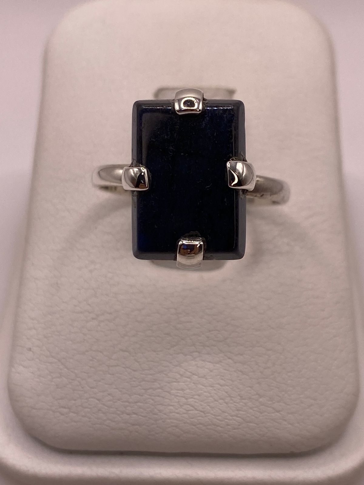 Anillo de Plata Ley 925 con Ónix Negro Natural en báscula mostrando peso