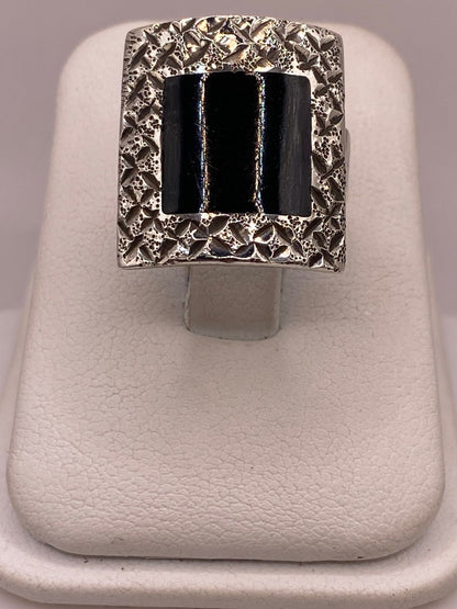 Anillo de Plata Ley 925 con Ónix Negro en báscula mostrando peso