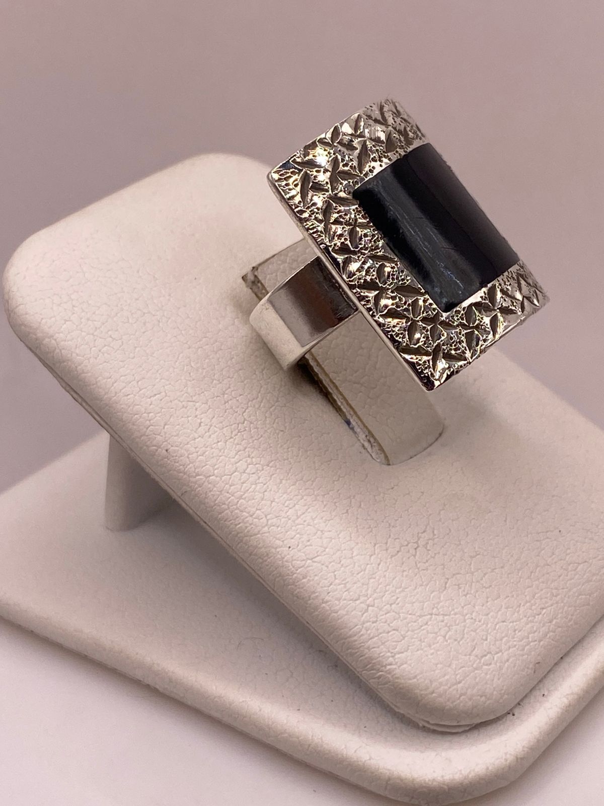 Anillo de Plata Ley 925 con Ónix Negro, vista lateral