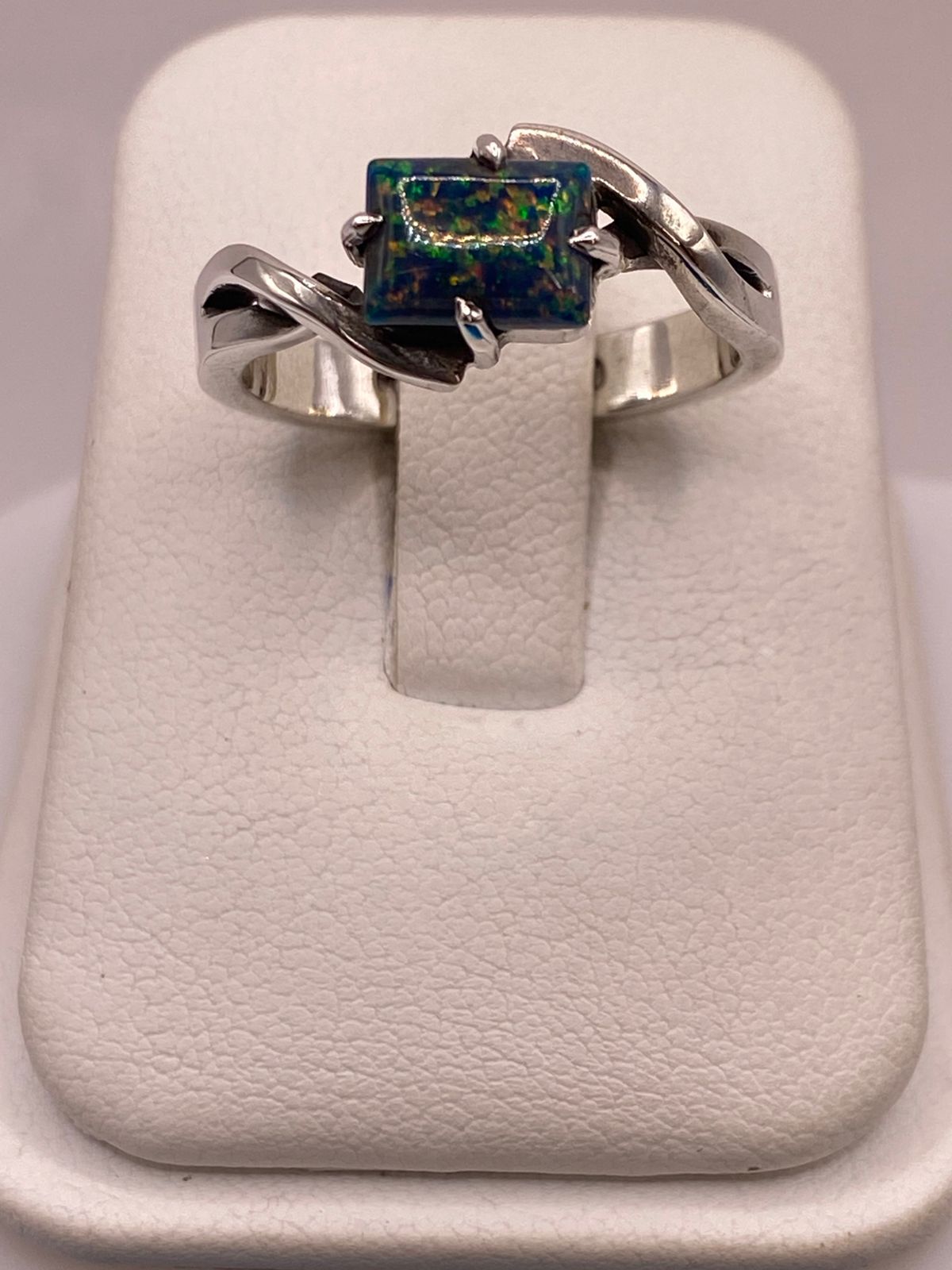 Anillo de Plata Ley 925 con Ópalo Azul — ángulo diagonal