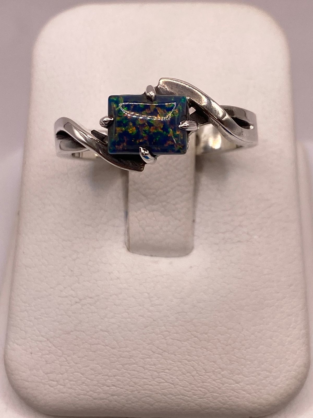 Anillo de Plata Ley 925 con Ópalo Azul, vista de detalle