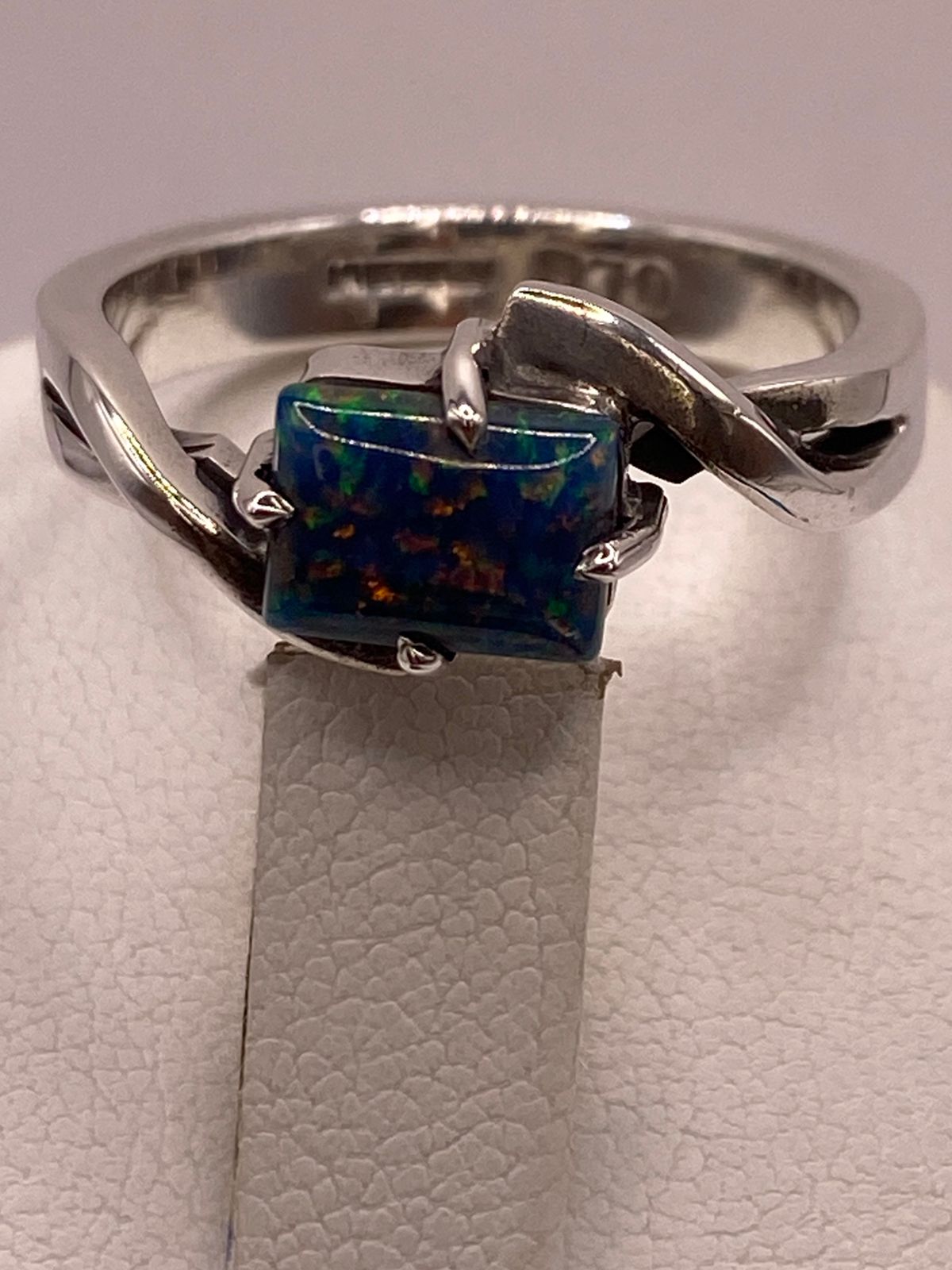 Anillo de Plata Ley 925 con Ópalo Azul, sello de autenticidad Plata Ley .925