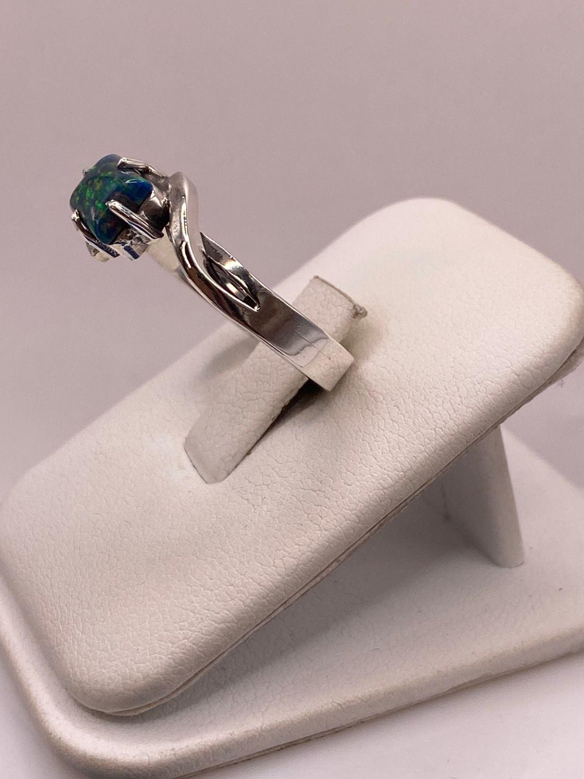 Anillo de Plata Ley 925 con Ópalo Azul, vista frontal