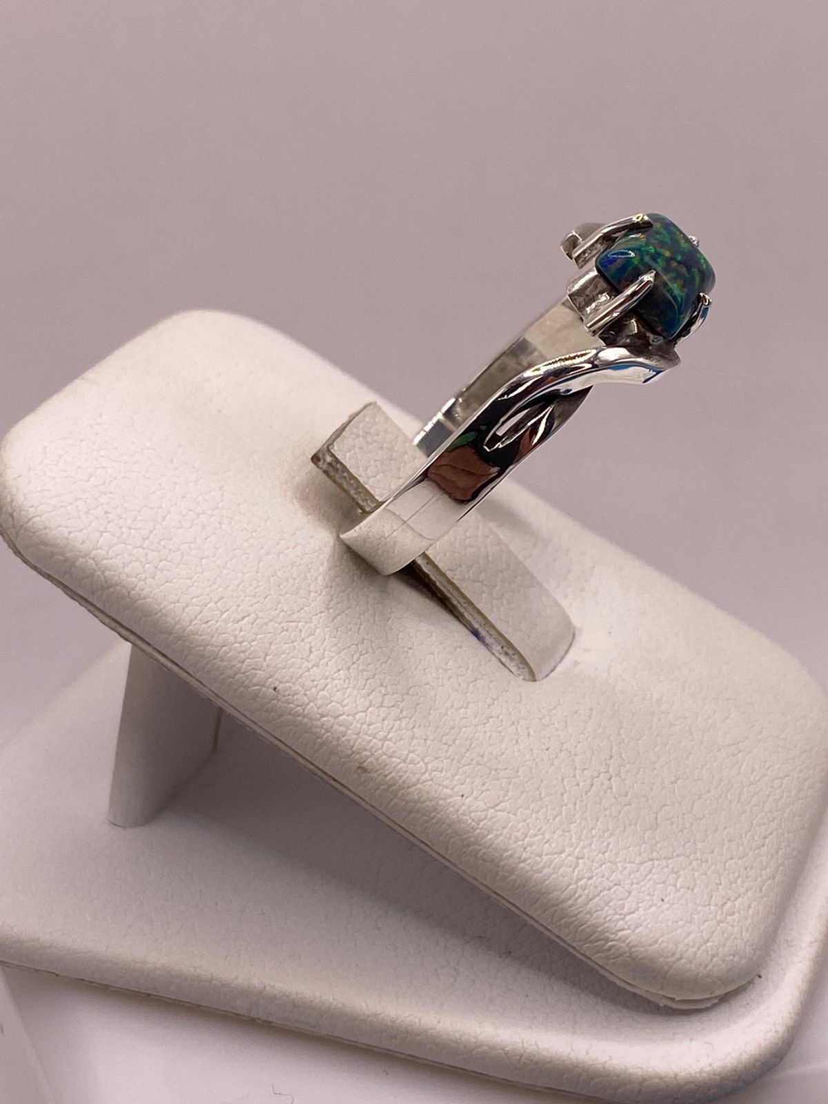 Anillo de Plata Ley 925 con Ópalo Azul, vista lateral