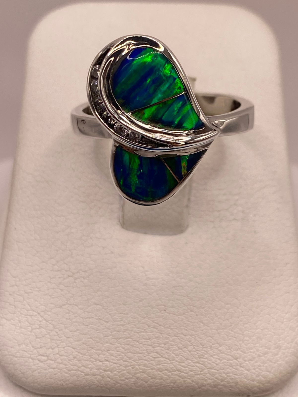 Anillo de Plata Ley 925 con Ópalo Azul-verde y Zirconia Diseño Elegante, vista frontal