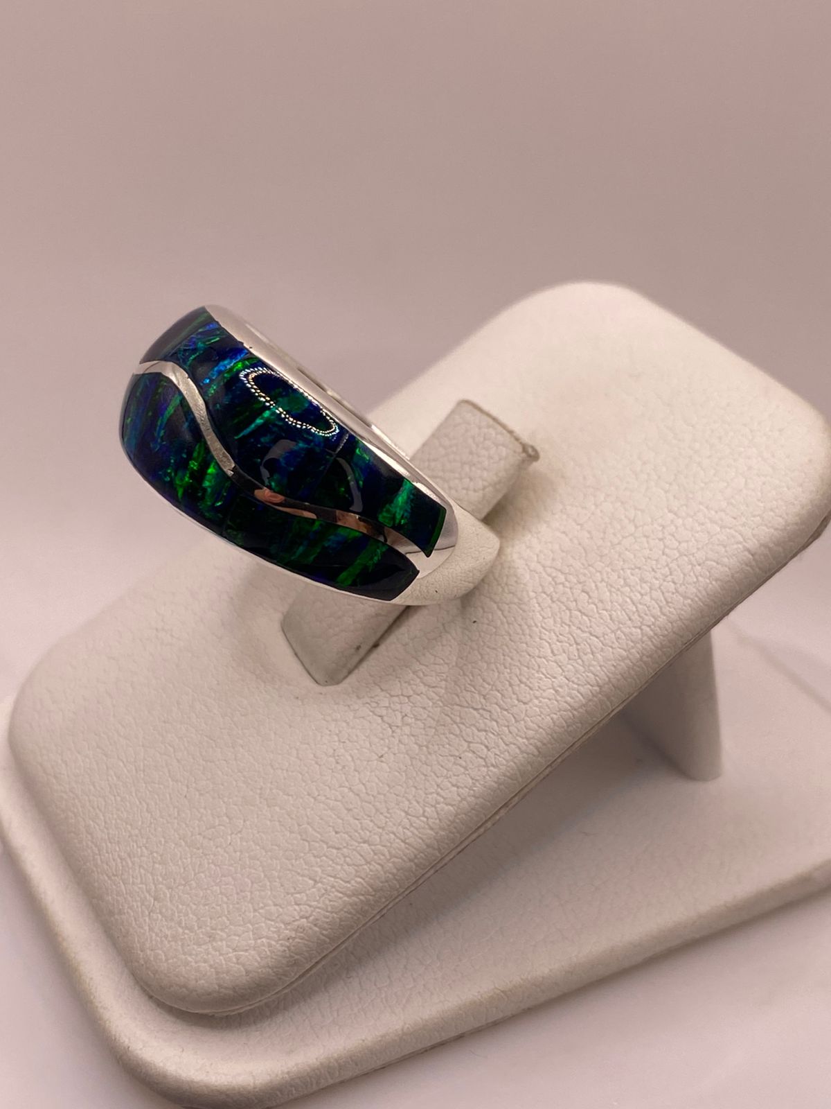 Anillo de Plata Ley 925 con Ópalo Azul y Verde Diseño Envolvente, vista lateral