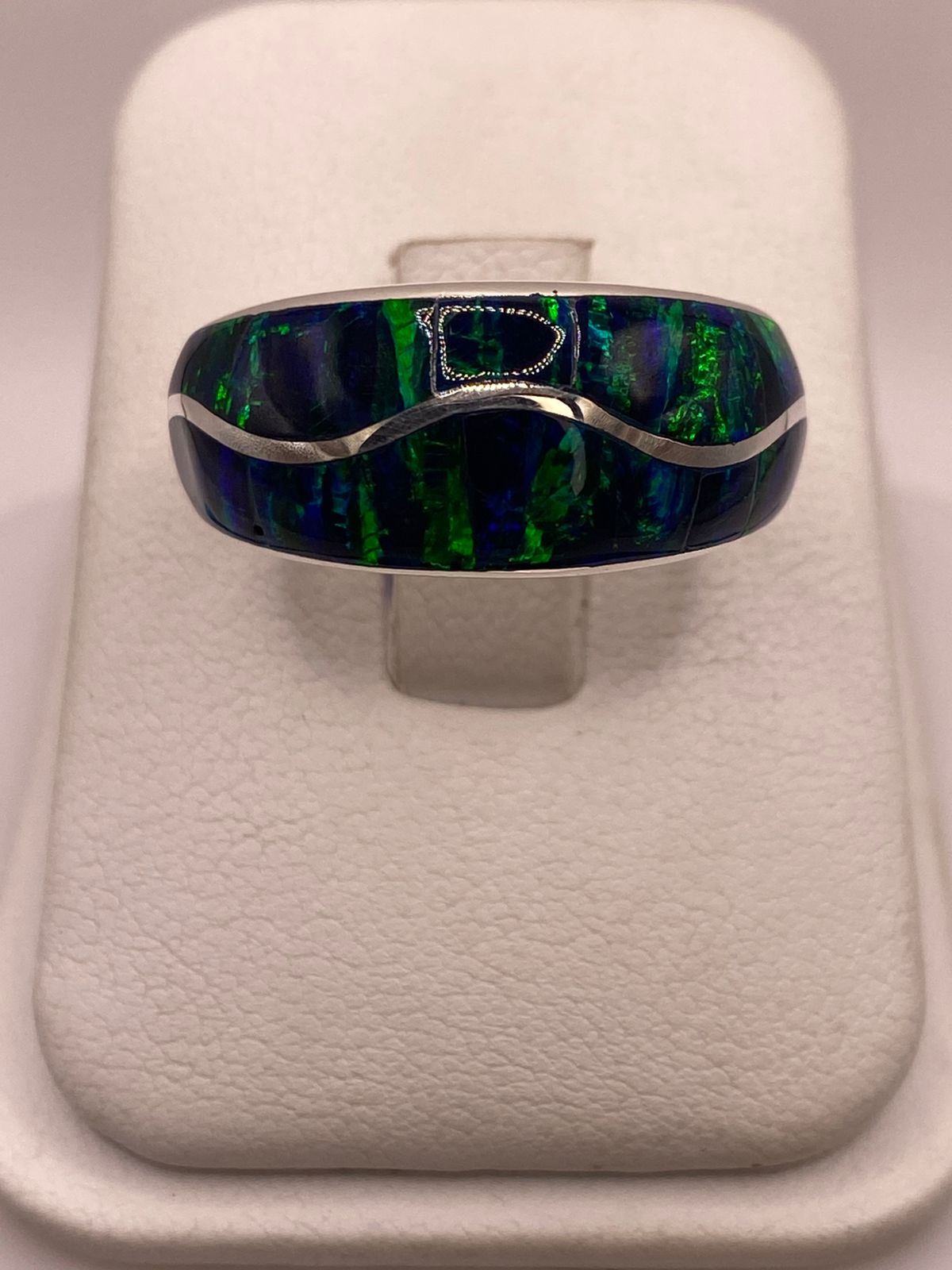 Anillo de Plata Ley 925 con Ópalo Azul y Verde Diseño Envolvente en báscula mostrando peso