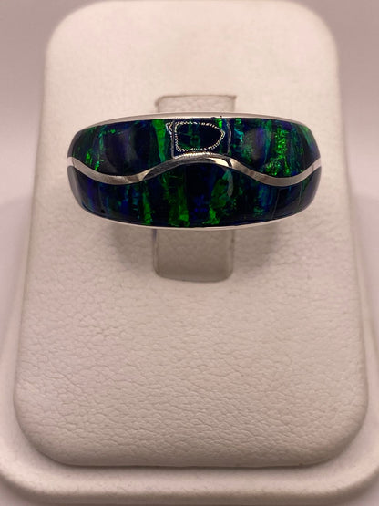 Anillo de Plata Ley 925 con Ópalo Azul y Verde Diseño Envolvente en báscula mostrando peso