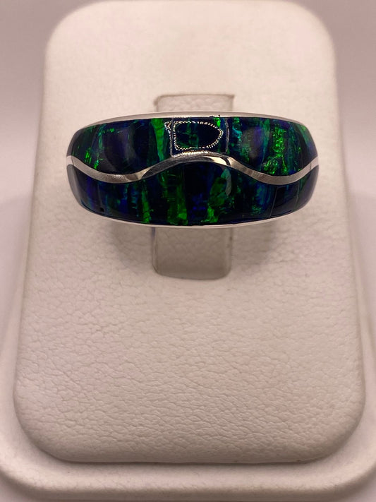 Anillo de Plata Ley 925 con Ópalo Azul y Verde Diseño Envolvente en báscula mostrando peso