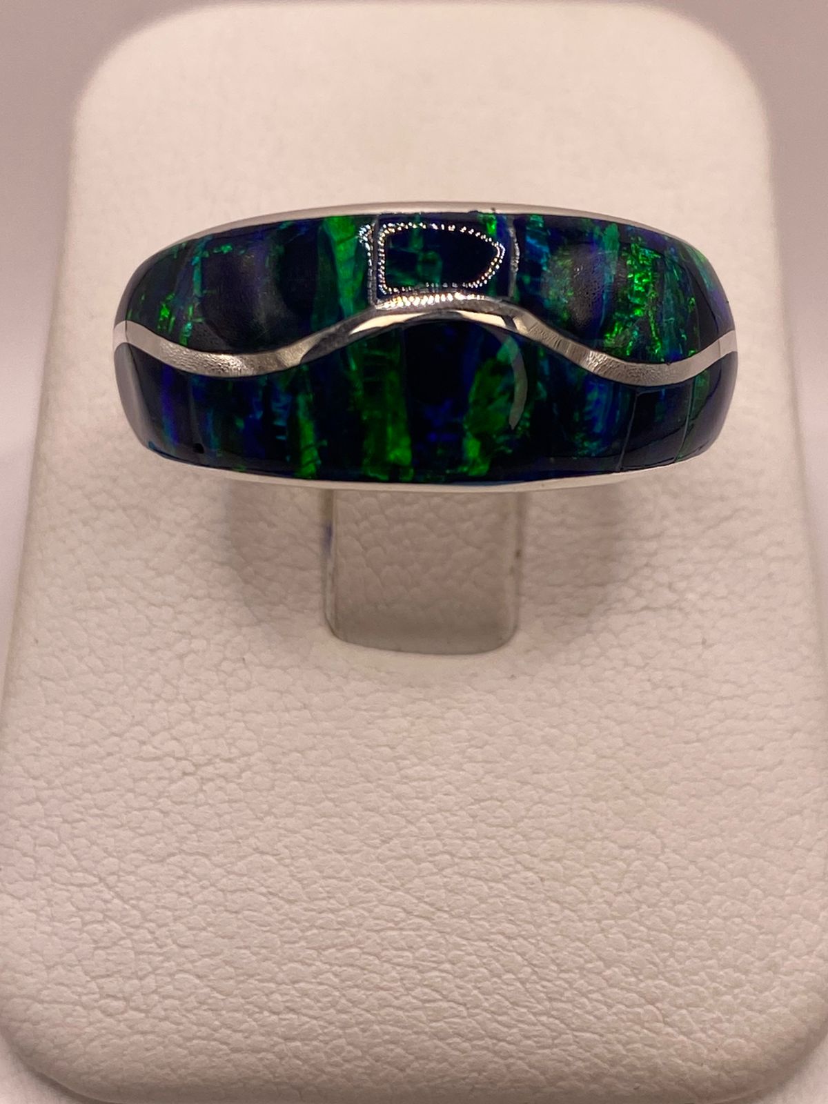 Anillo de Plata Ley 925 con Ópalo Azul y Verde Diseño Envolvente, vista de detalle