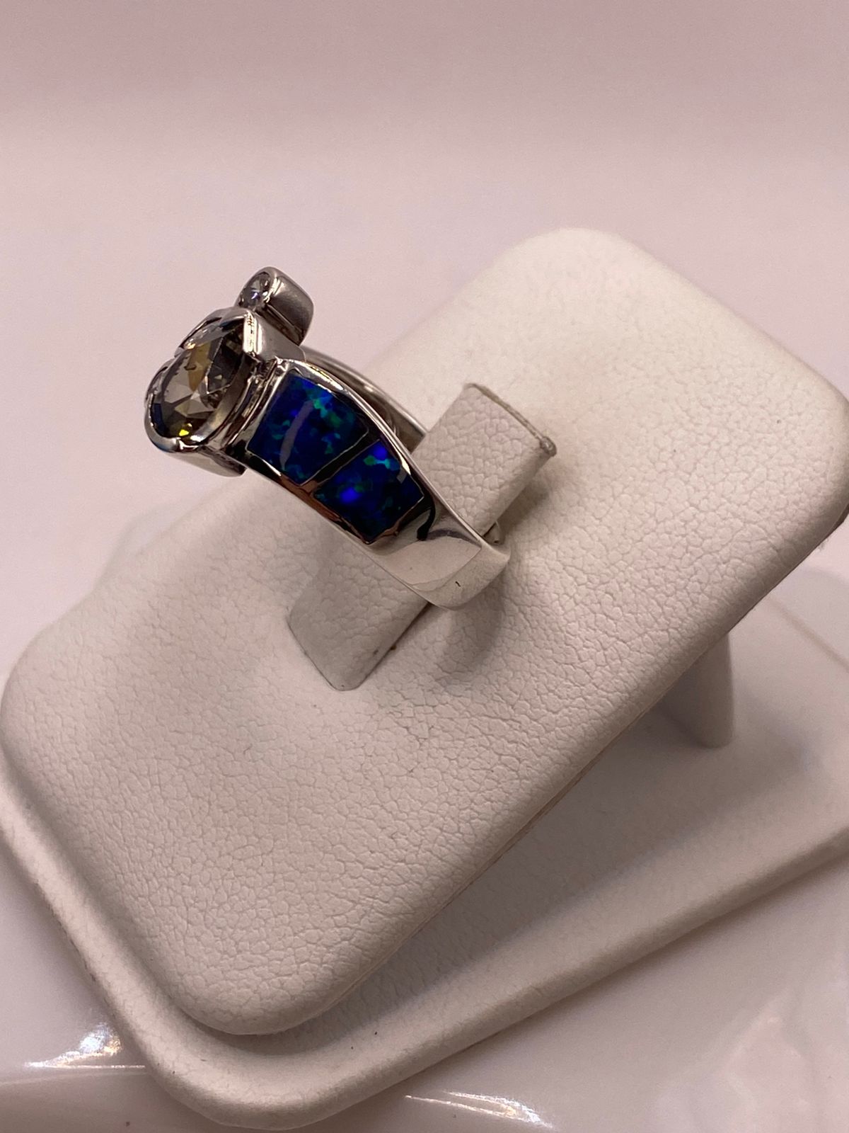 Anillo de Plata Ley 925 con Ópalo Azul, Zirconias y Piedra Central Color Champagne, vista frontal