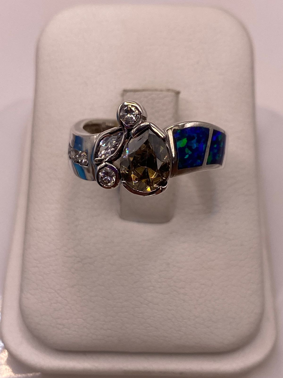 Anillo de Plata Ley 925 con Ópalo Azul, Zirconias y Piedra Central Color Champagne — vista lateral