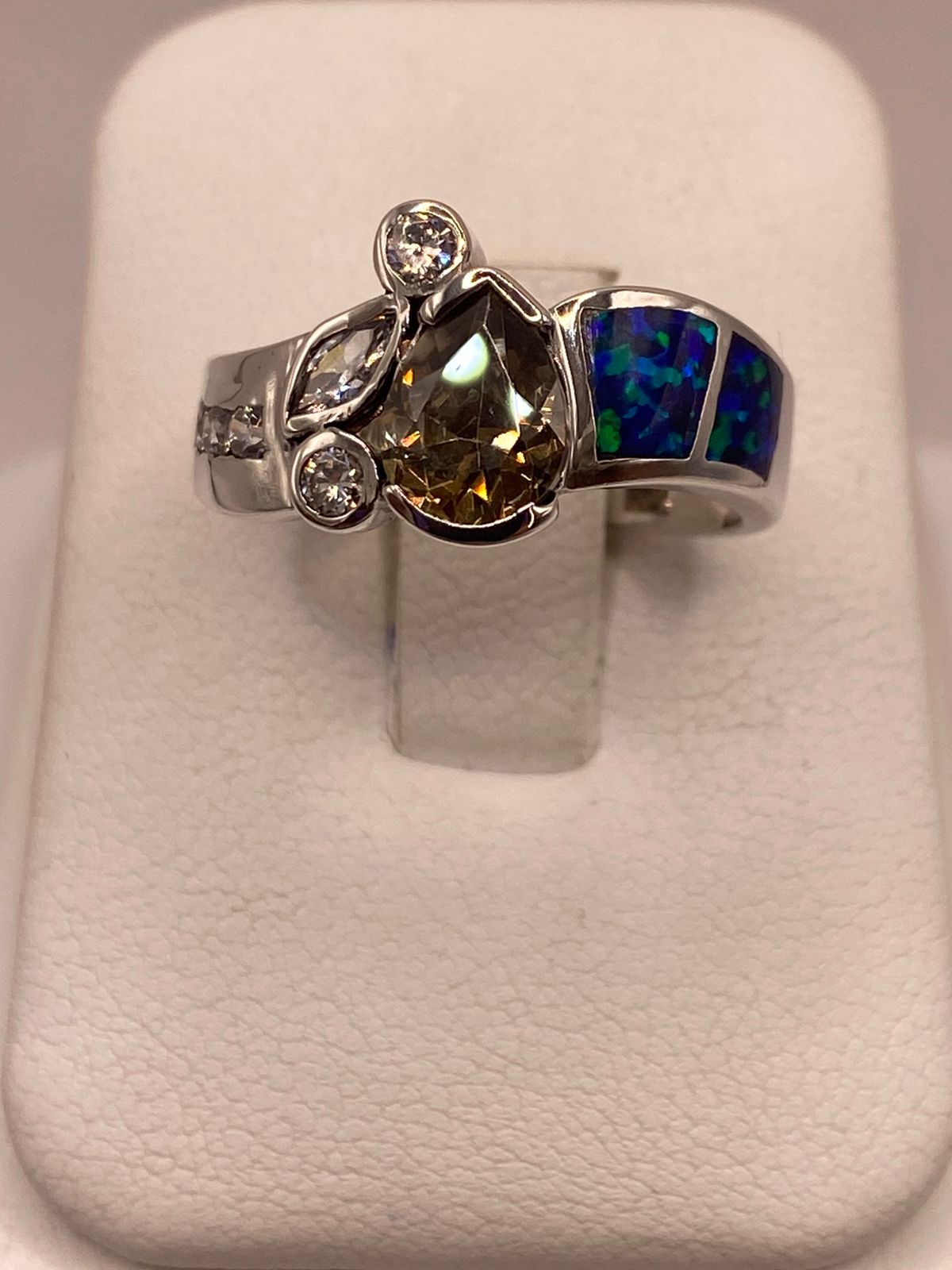 Anillo de Plata Ley 925 con Ópalo Azul, Zirconias y Piedra Central Color Champagne, sello de autenticidad Plata Ley .925