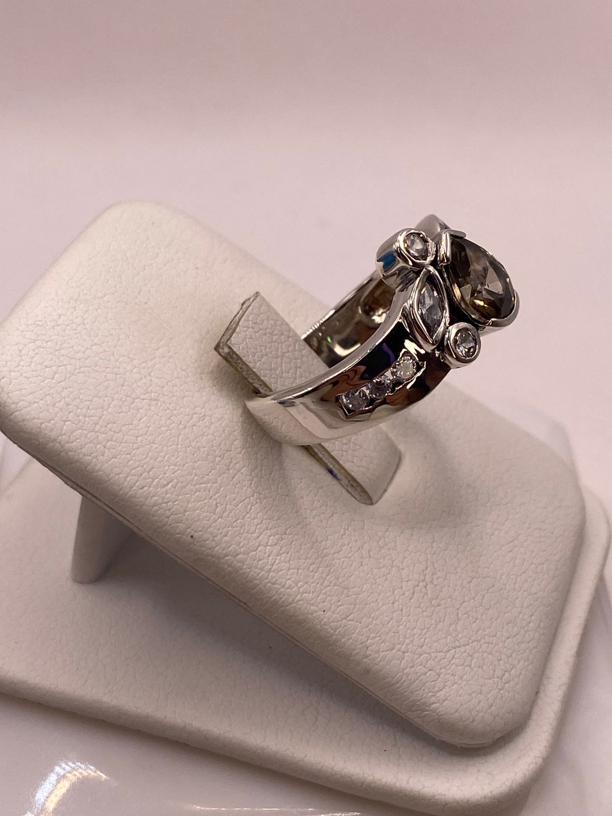Anillo de Plata Ley 925 con Ópalo Azul, Zirconias y Piedra Central Color Champagne, vista lateral