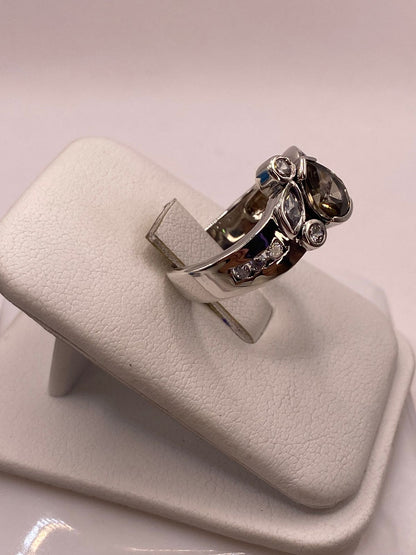 Anillo de Plata Ley 925 con Ópalo Azul, Zirconias y Piedra Central Color Champagne, vista lateral