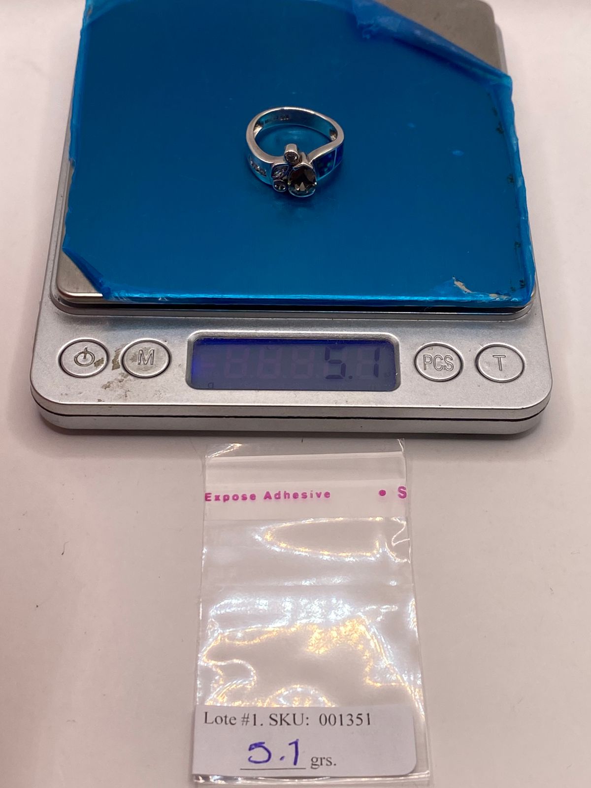 Anillo de Plata Ley 925 con Ópalo Azul, Zirconias y Piedra Central Color Champagne, peso en gramos (báscula)