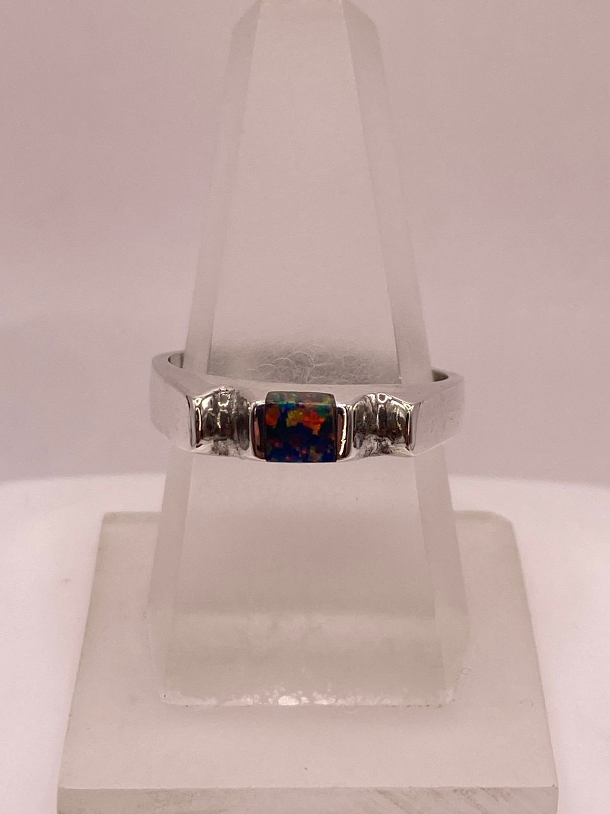 Anillo de Plata Ley 925 con Ópalo de Fuego — ángulo diagonal