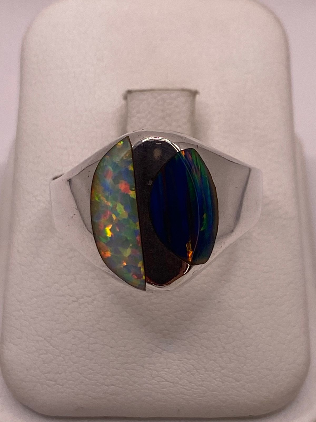 Anillo de Plata Ley 925 con Ópalo de Fuego — ángulo diagonal
