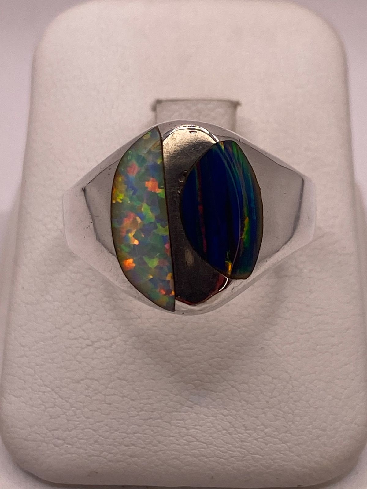 Anillo de Plata Ley 925 con Ópalo de Fuego, vista de detalle