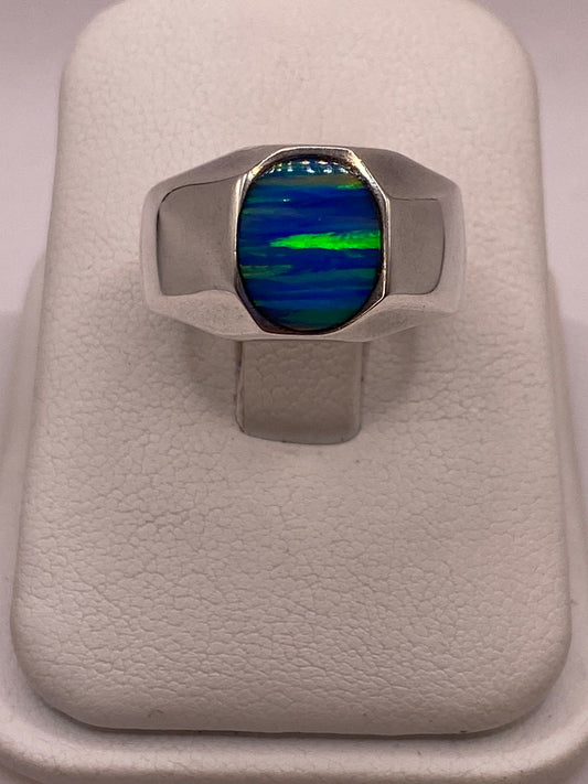 Anillo de Plata Ley 925 con Ópalo de Fuego Azul — ángulo diagonal